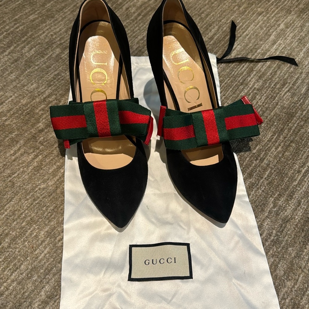 Gucci suede pumps w removable elastic web bows